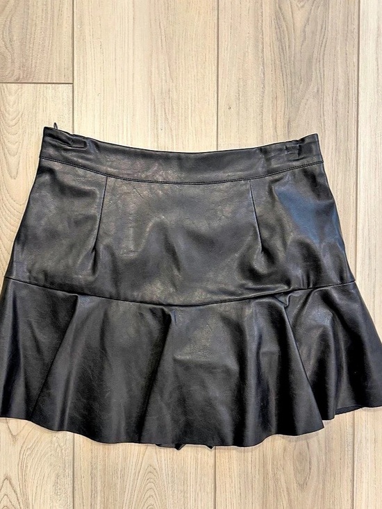 DOL+BE Dresses & Skirts - DOL+BE Black Faux Leather Pleated Mini Skirt Size Small Like New